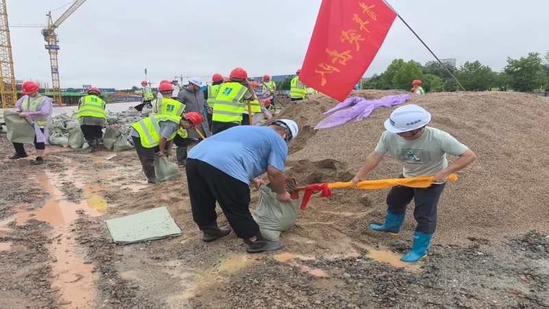 風雨同舟，共筑防線！中機國際助力平江縣第一人民醫院搬遷項目緊急抗洪搶險